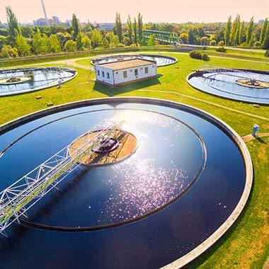 Bassin d’égalisation dans une usine de traitement de l’eau. Ces bassins sont un excellent outil pour surveiller le chlore et garantir des niveaux sûrs avant de l'évacuer dans l’environnement.