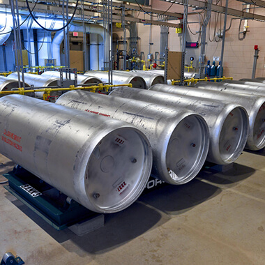 Les réservoirs de chlore sont empilés pour être utilisés dans une usine d'eau potable.