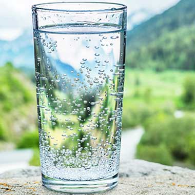 Un verre transparent d'eau rappelle l'importance de surveiller l'eau potable pour détecter les produits chimiques invisibles.