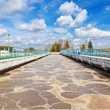 Un bassin d'aération dans une usine de traitement de l'eau active le processus de boues biologiques. L'eau riche en alcalinité présente dans les minéraux dissous agit sur les bactéries nécessaires à la digestion.
