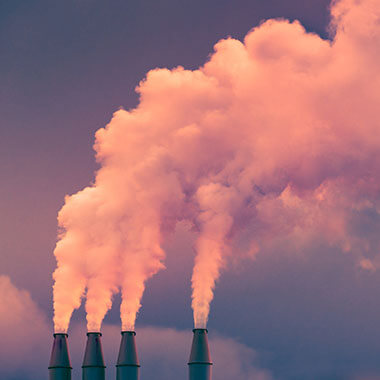 Les tours de refroidissement émettent de la vapeur dans le ciel. L'oxygène dissous est essentiel pour surveiller le traitement de l'eau industrielle pour se prémunir contre toute corrosion dommageable.