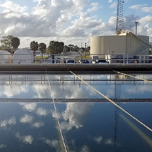 Een luchtfoto van een drinkwaterzuiveringsinstallatie. Chloor wordt gebruikt om te desinfecteren.