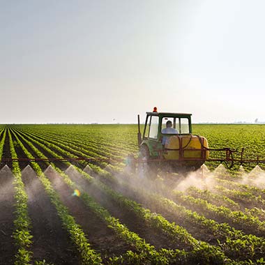 Een landbouwtractor die gewassen bemest introduceert stikstof in de vorm van ammoniak.