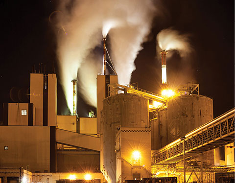 foto van een actieve pulp- en papierfabriek